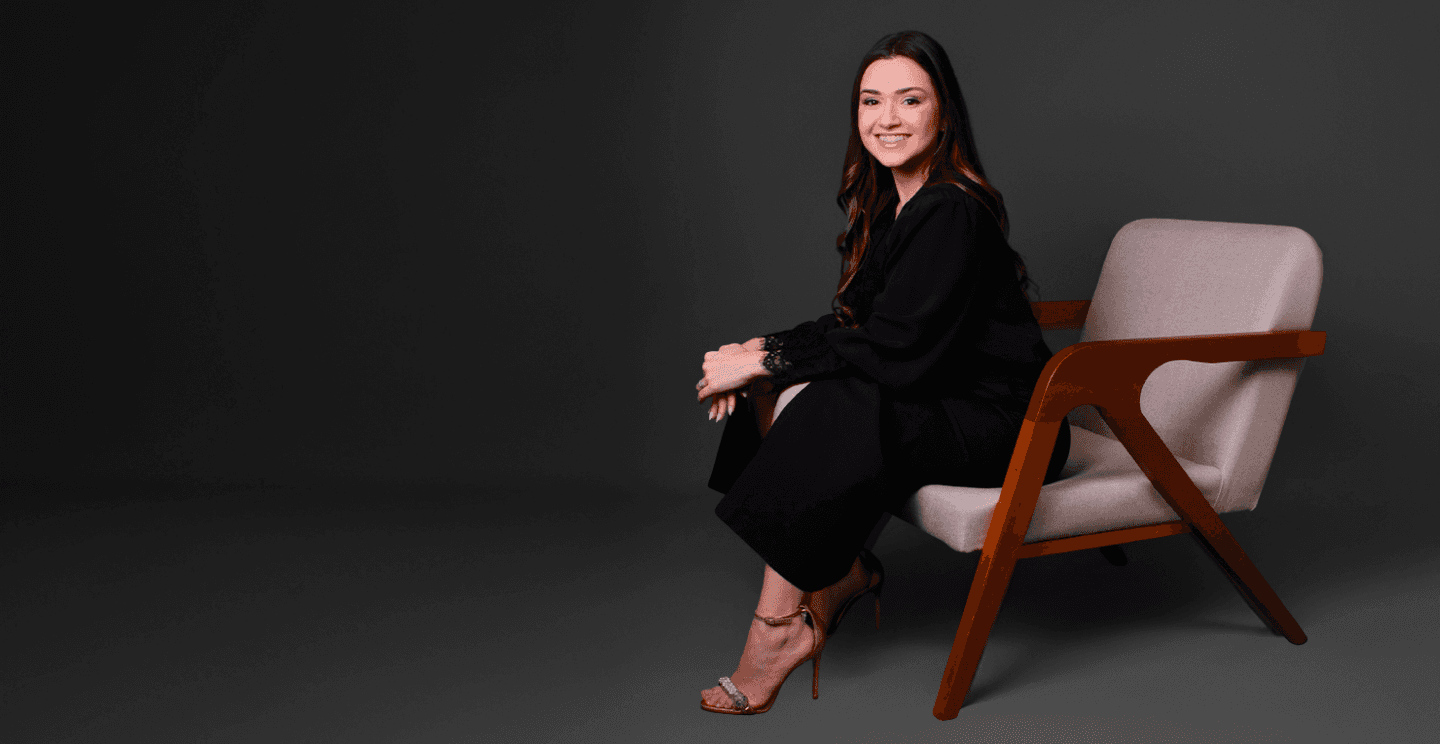 Dra. Bianca Fossa sentada em uma poltrona